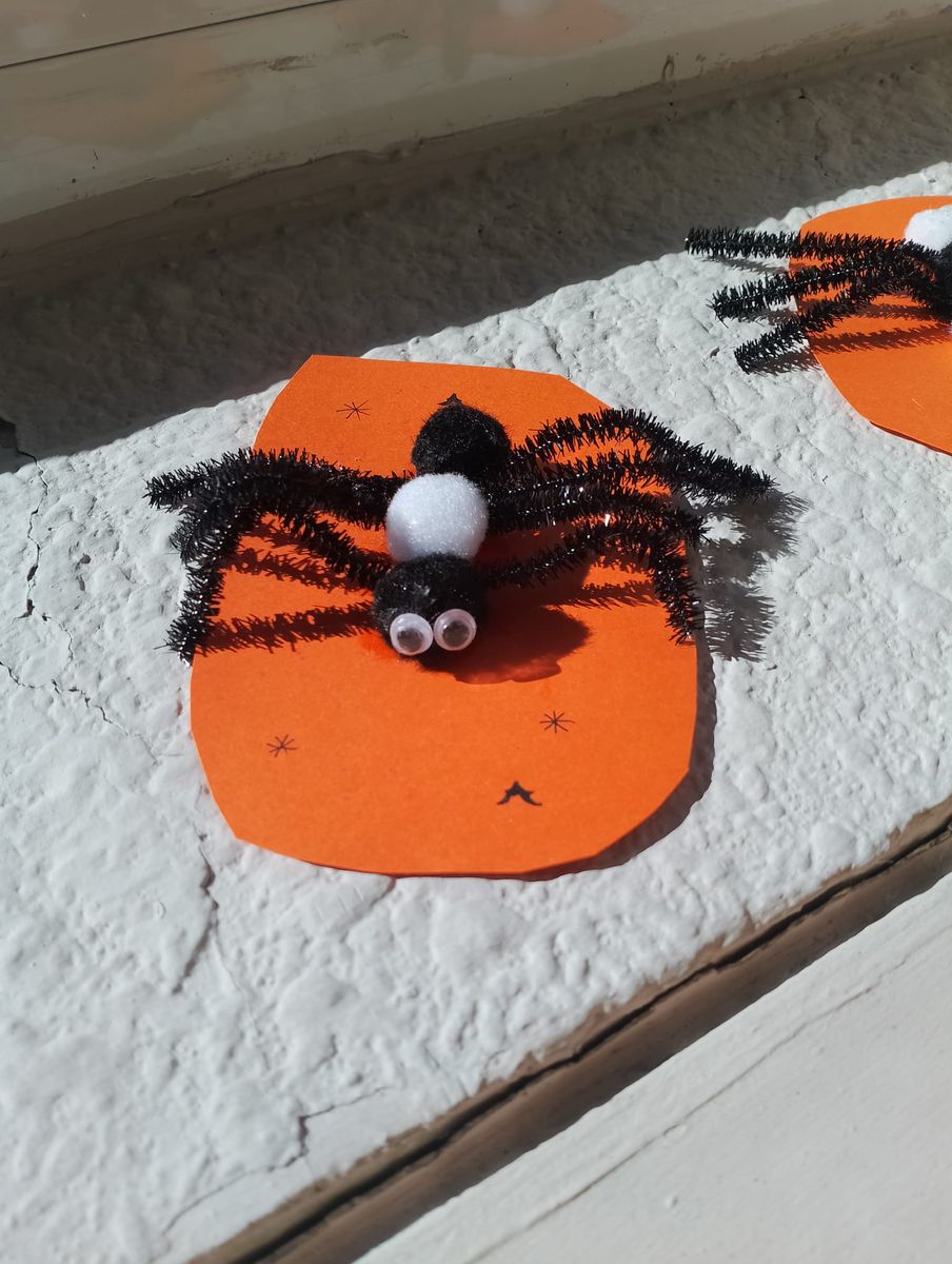 Manualidad de araña de Halloween hecha siguiendo instrucciones en inglés