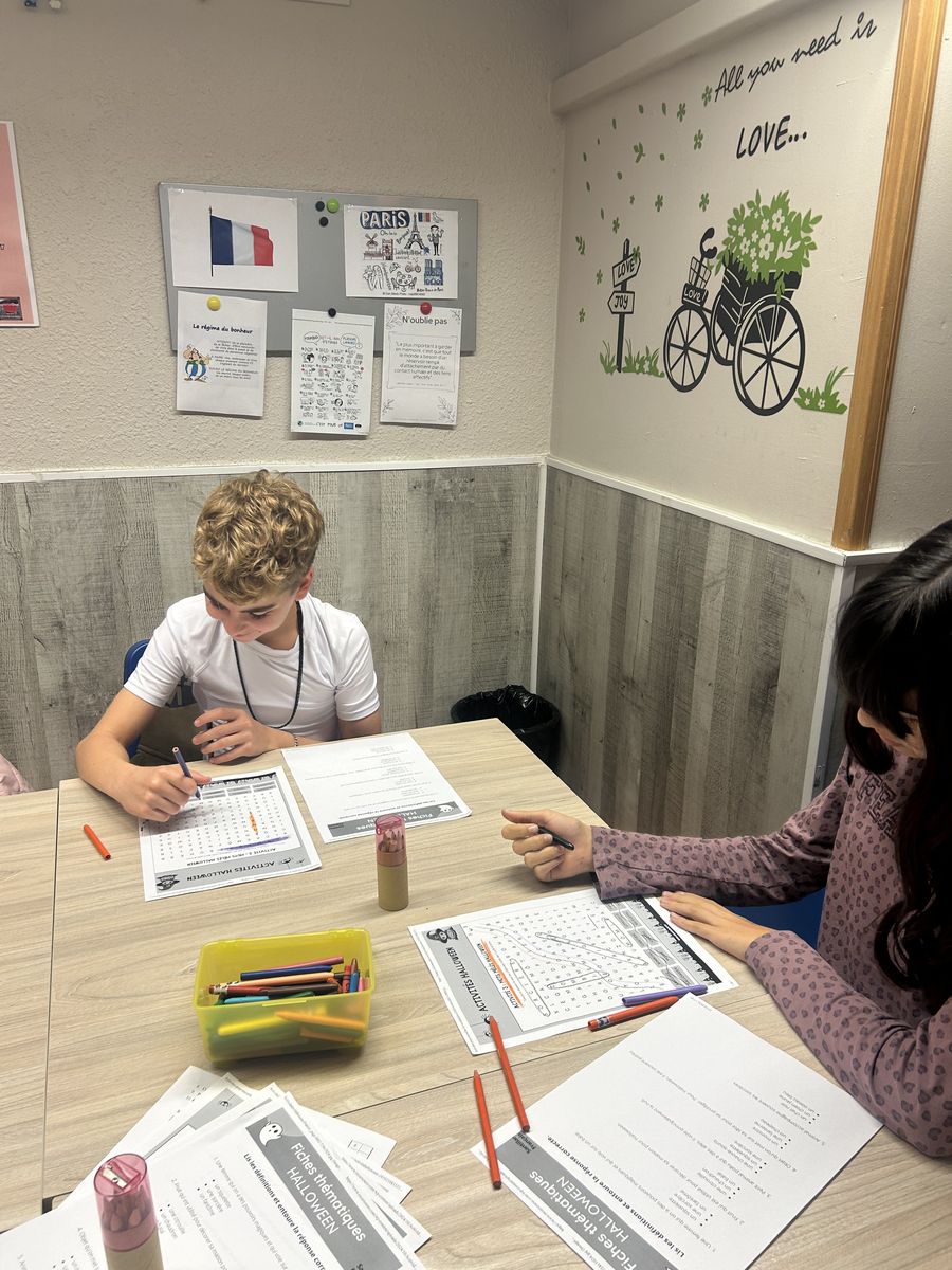 Alumnos de francés de Switch Idiomas haciendo actividades de Halloween en Huesca
