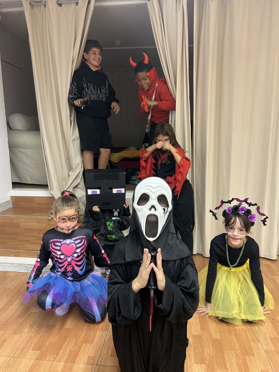 Grupo de alumnos disfrazados en la fiesta de Halloween de la academia de idiomas en Huesca
