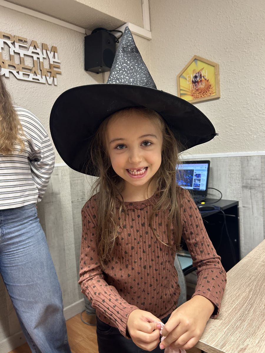 Alumna disfrazada de bruja en la fiesta de Halloween de Switch Idiomas