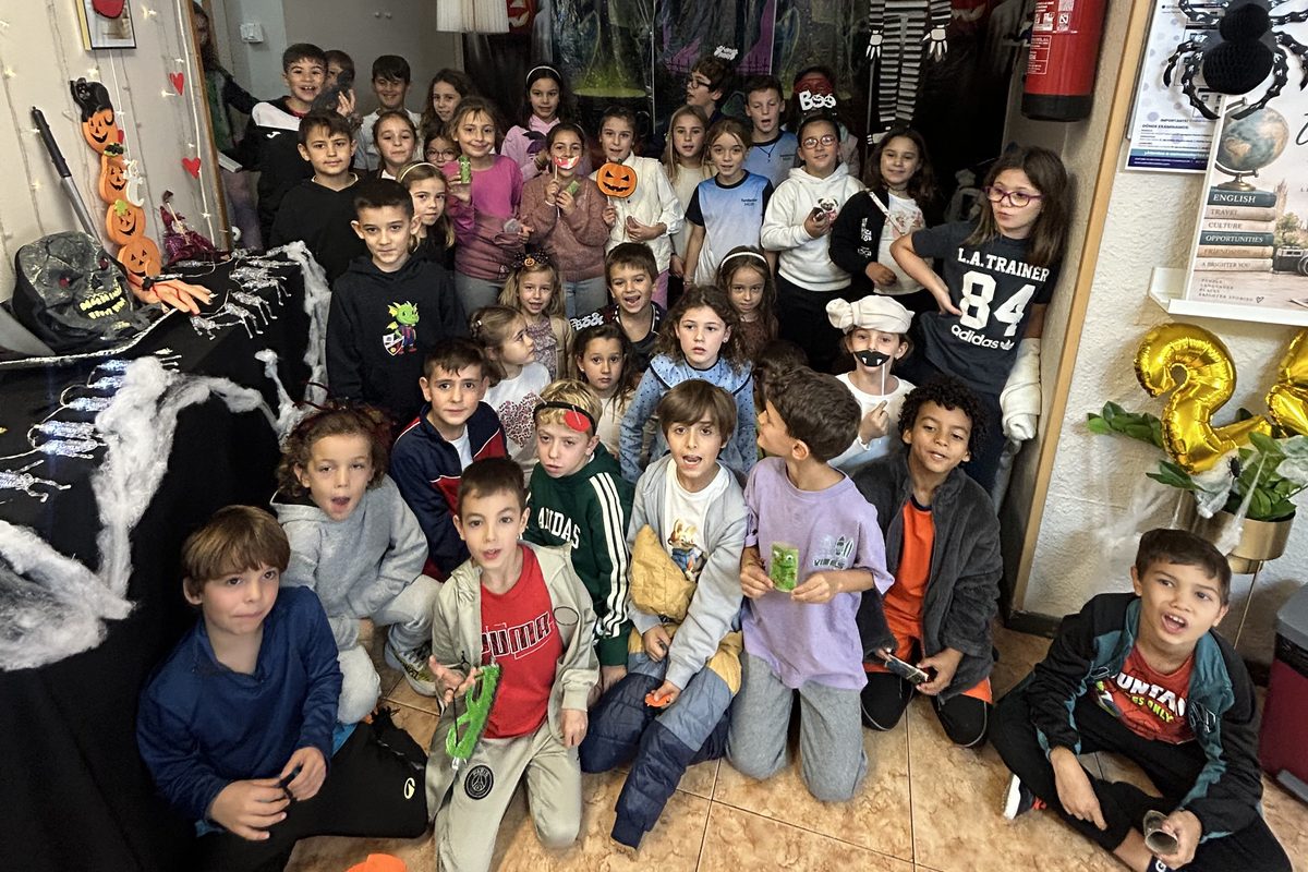 Alumnos de Switch Idiomas celebrando Halloween 2026 en la academia de inglés de Huesca