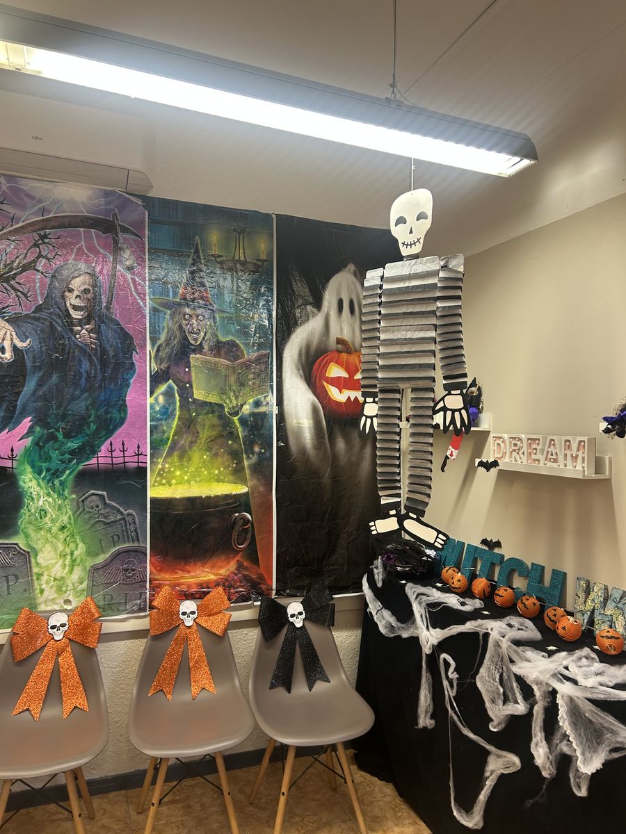 Aula de Switch Idiomas en Huesca decorada para Halloween con caldero, esqueleto y telarañas