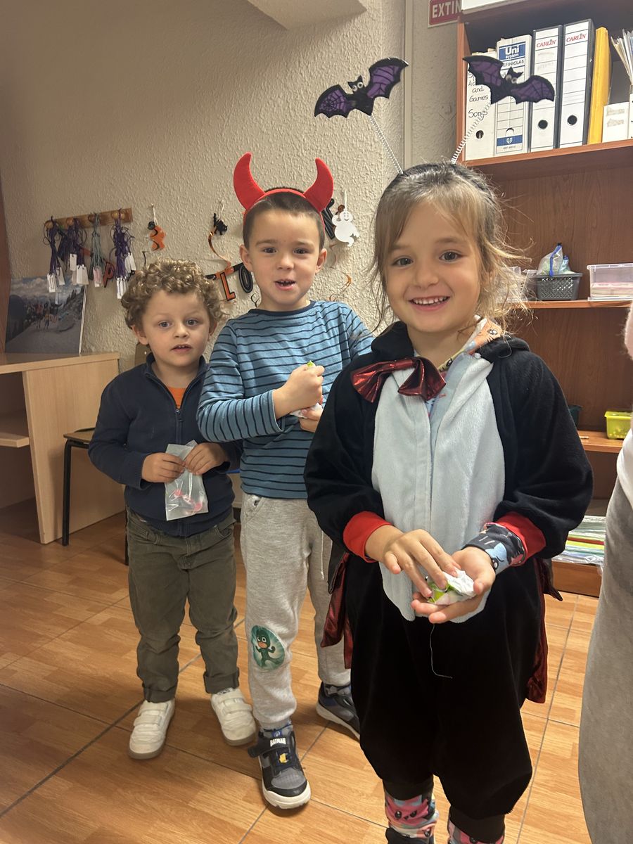 Alumnos de Infantil disfrazados para Halloween en la academia de inglés