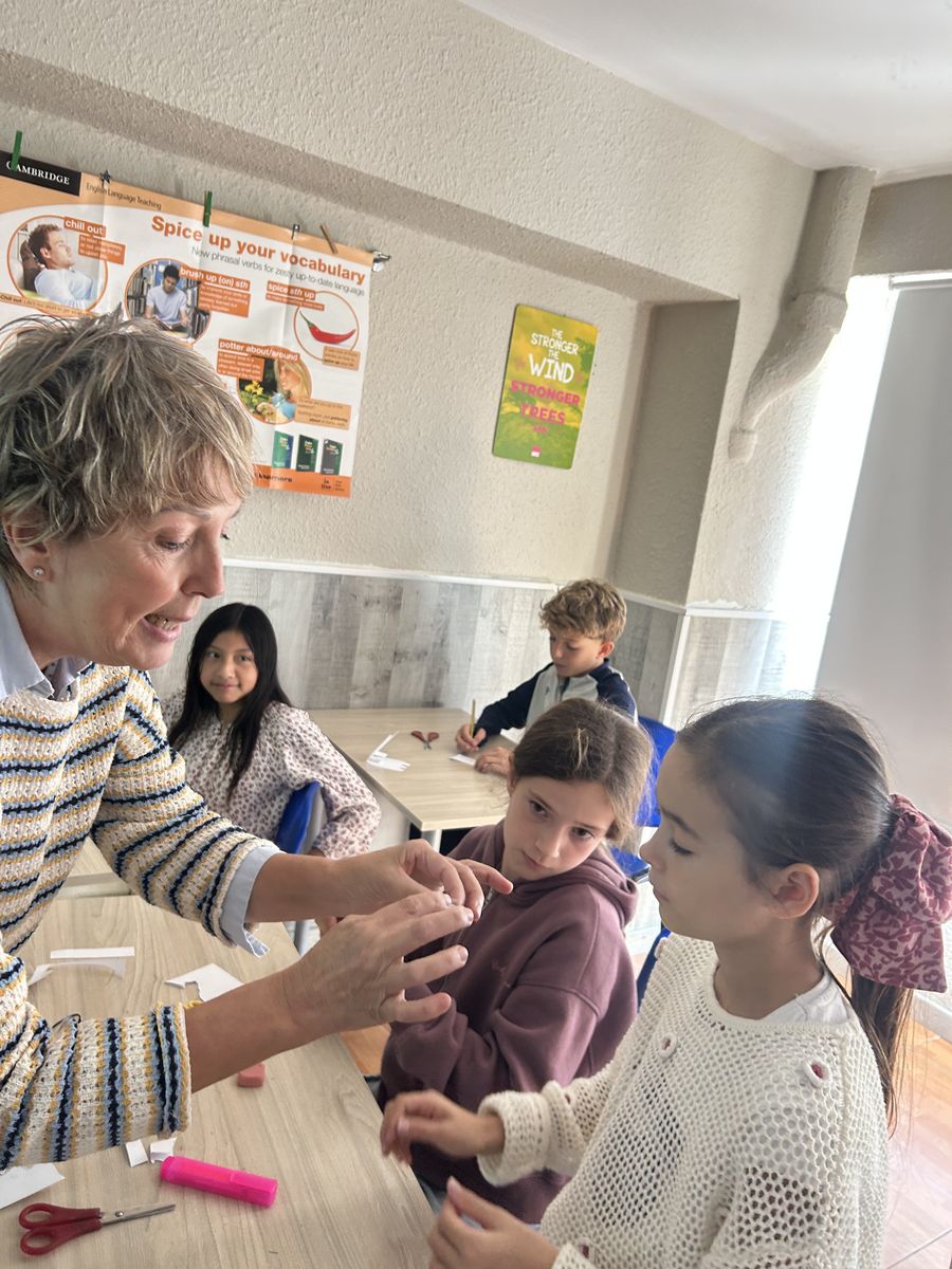 Profesora de Switch Idiomas guiando en inglés una manualidad de Halloween