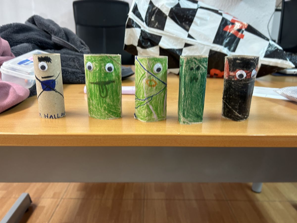 Monstruos de Halloween hechos con rollos de cartón en clase de inglés