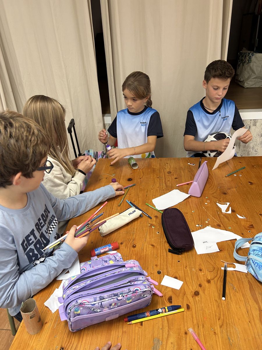 Alumnos de Primaria trabajando en equipo en una manualidad de Halloween en inglés