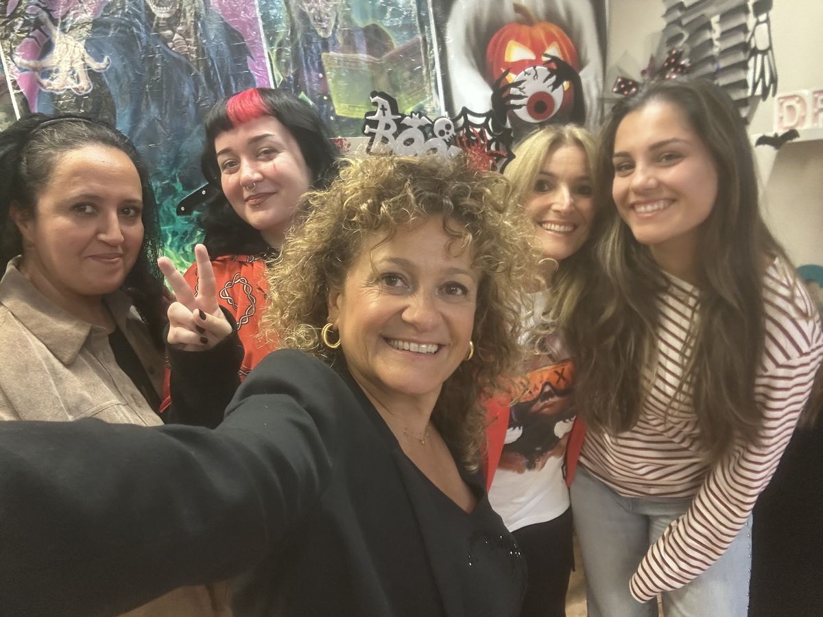 Equipo de profesoras de Switch Idiomas celebrando Halloween en la academia