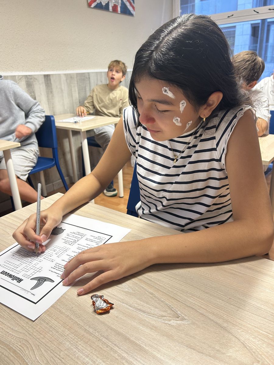 Alumna de Secundaria con la cara pintada completando una actividad de Halloween en inglés
