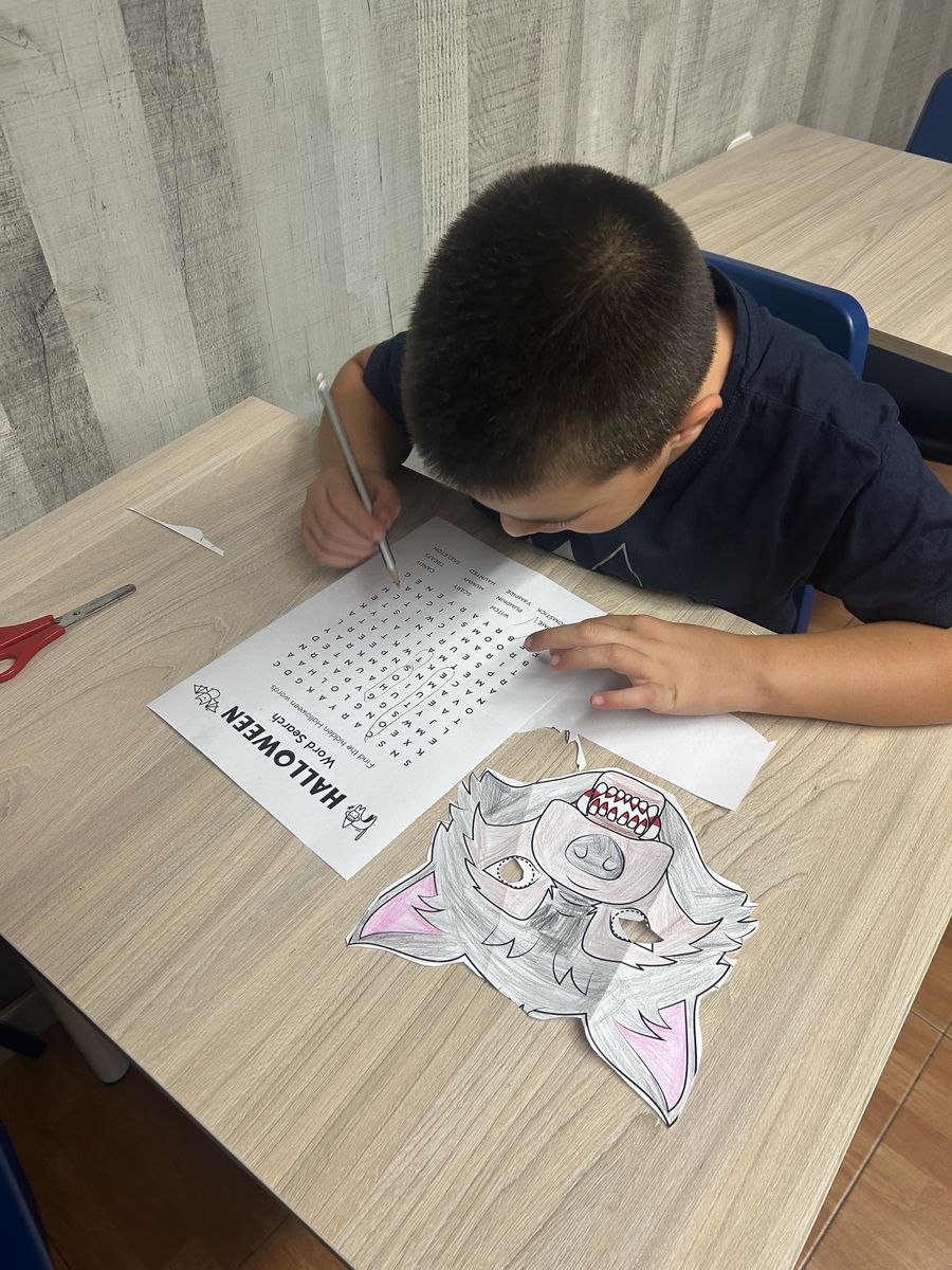 Actividades de Halloween en inglés: alumno de primaria resolviendo una sopa de letras de vocabulario